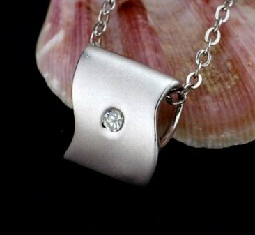 SEXY SINGLE STONE CZ PENDANT + FREE CHAIN
